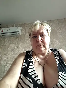 Snapshot of EffectFiona chatting on 10/06/25, 12:39 EffectFiona online show from 10/06/25, 12:39