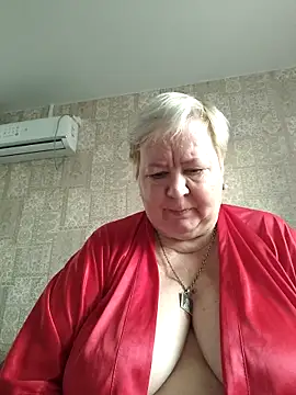 Snapshot of EffectFiona chatting on 10/14/25, 02:45 EffectFiona online show from 10/14/25, 02:45