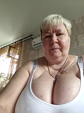 Snapshot of EffectFiona chatting on 09/15/25, 02:34 EffectFiona online show from 09/15/25, 02:34
