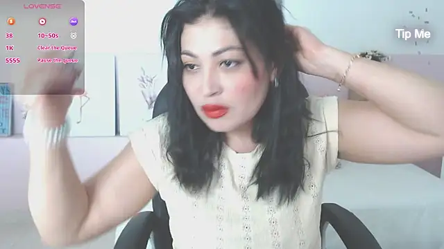 Snapshot of sophia_hadid chatting on 11/04/25, 07:50 sophia hadid online show from 11/04/25, 07:50