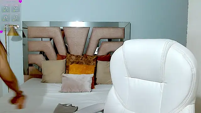 Snapshot of sophia_hadid chatting on 01/23/25, 07:18 sophia hadid online show from 01/23/25, 07:18