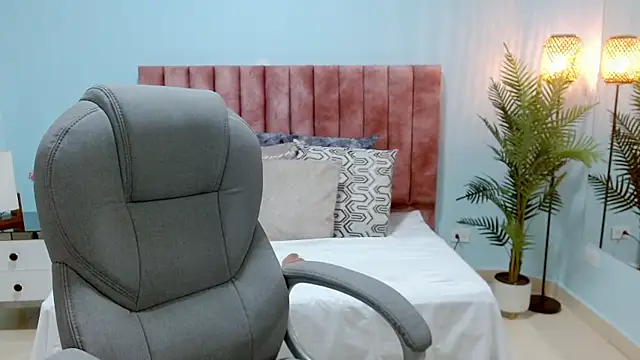 sophia hadid online show from 11/13/25, 08:35