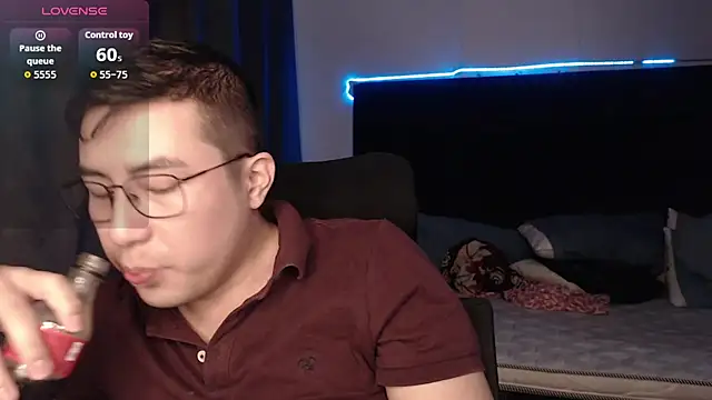 andrewmhilton  online show from 12/05/25, 02:32