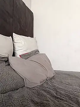 BLACK BOTTOM03 online show from 04/15/26, 09:04