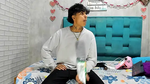 chicamir22 online show from 10/05/25, 12:01