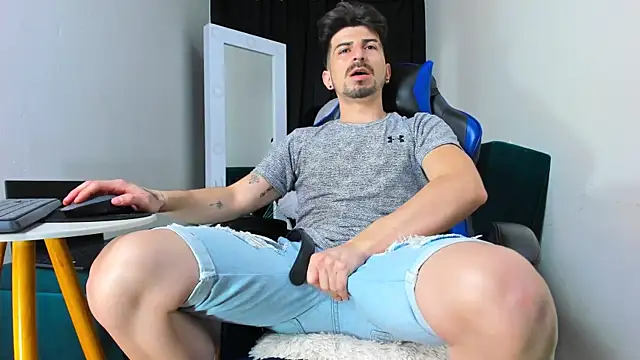 Snapshot of LiamCossio_ chatting on 01/08/25, 11:30 LiamCossio  online show from 01/08/25, 11:30