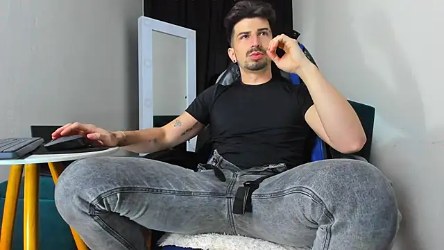 Snapshot of LiamCossio_ chatting on 01/10/25, 06:42 LiamCossio  online show from 01/10/25, 06:42