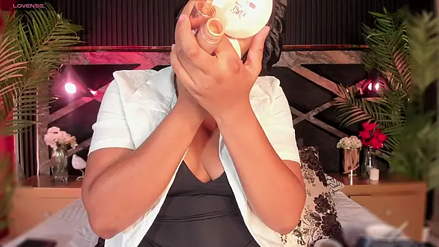 Aluna sweet online show from 11/17/25, 08:24