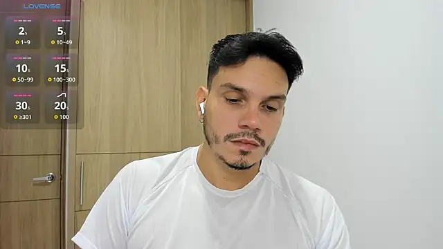 Snapshot of alejandro_stark chatting on 10/22/25, 10:04 alejandro stark online show from 10/22/25, 10:04