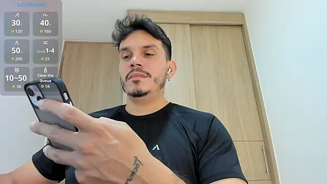 Snapshot of alejandro_stark chatting on 10/29/25, 04:00 alejandro stark online show from 10/29/25, 04:00