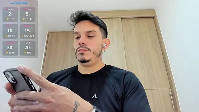 Snapshot of alejandro_stark chatting on 10/28/25, 03:55 alejandro stark online show from 10/28/25, 03:55