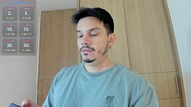 Snapshot of alejandro_stark chatting on 12/21/25, 10:06 alejandro stark online show from 12/21/25, 10:06