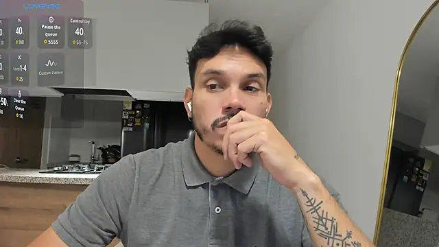 Snapshot of alejandro_stark chatting on 10/11/25, 04:35 alejandro stark online show from 10/11/25, 04:35