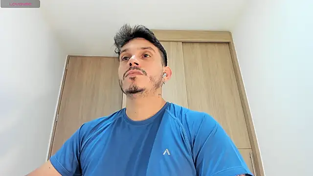 Snapshot of alejandro_stark chatting on 10/27/25, 01:39 alejandro stark online show from 10/27/25, 01:39