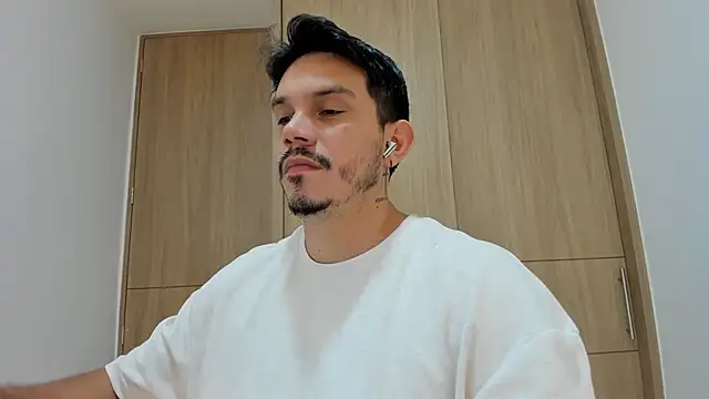 Snapshot of alejandro_stark chatting on 11/29/25, 08:03 alejandro stark online show from 11/29/25, 08:03