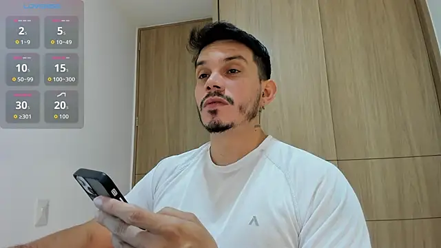 Snapshot of alejandro_stark chatting on 11/14/25, 09:35 alejandro stark online show from 11/14/25, 09:35