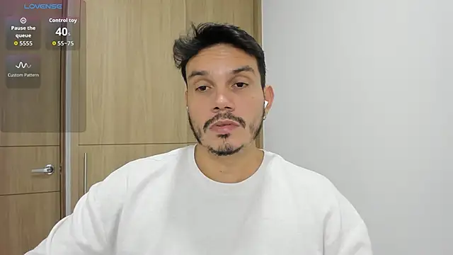 Snapshot of alejandro_stark chatting on 10/18/25, 10:01 alejandro stark online show from 10/18/25, 10:01