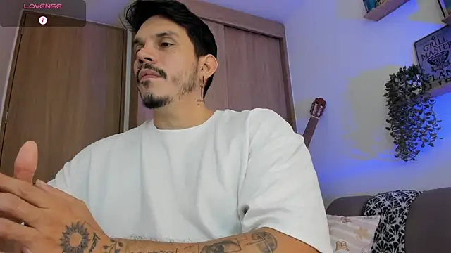 Snapshot of alejandro_stark chatting on 07/17/26, 05:54 alejandro stark online show from 07/17/26, 05:54