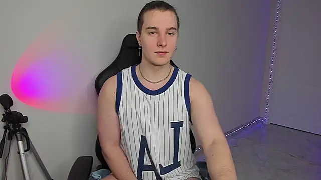 Vincent Strong online show from 02/08/25, 03:00