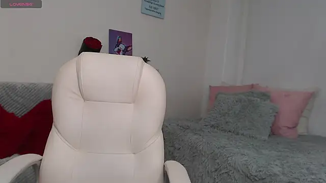 sofia perez    online show from 10/15/25, 07:33