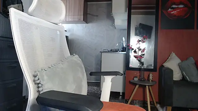 Snapshot of allifit01 chatting on 11/15/25, 12:42 allifit01 online show from 11/15/25, 12:42