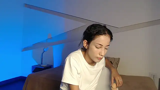 hot little bunny online show from 11/17/25, 08:57