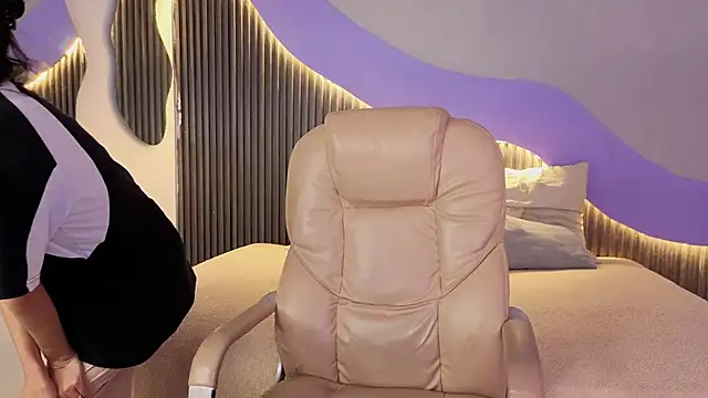 Snapshot of hot_little_bunny chatting on 02/02/26, 09:03 hot little bunny online show from 02/02/26, 09:03