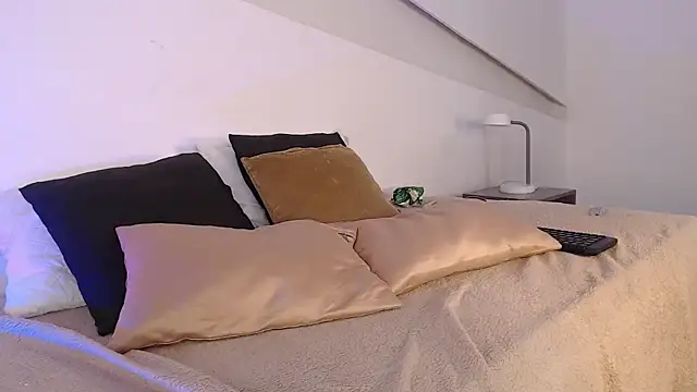 hot little bunny online show from 03/13/25, 12:27