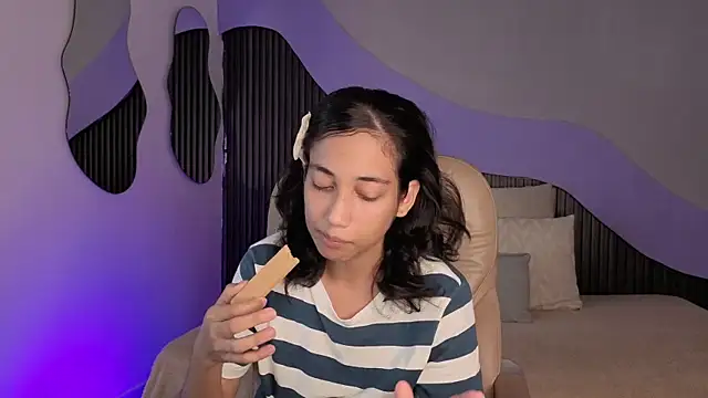 hot little bunny online show from 04/08/26, 09:38