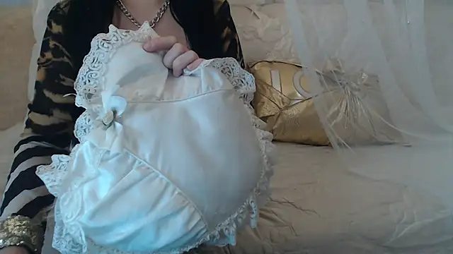 Snapshot of Mia-Montal777 chatting on 12/02/25, 06:37 Mia-Montal777 online show from 12/02/25, 06:37