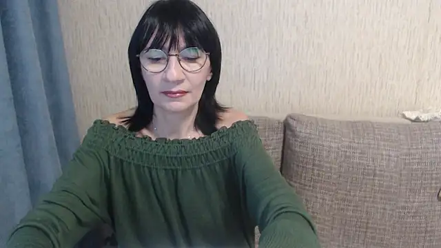 Snapshot of Erica95Bloom chatting on 10/03/25, 02:18 Erica95Bloom online show from 10/03/25, 02:18
