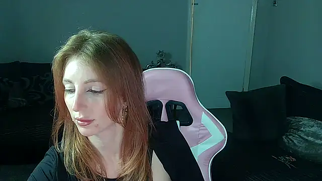 Red firesquirt online show from 04/15/26, 01:59