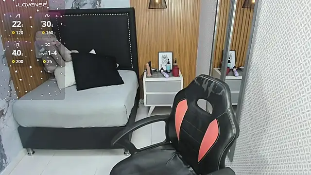 LORENADAVIES online show from 06/07/26, 12:21