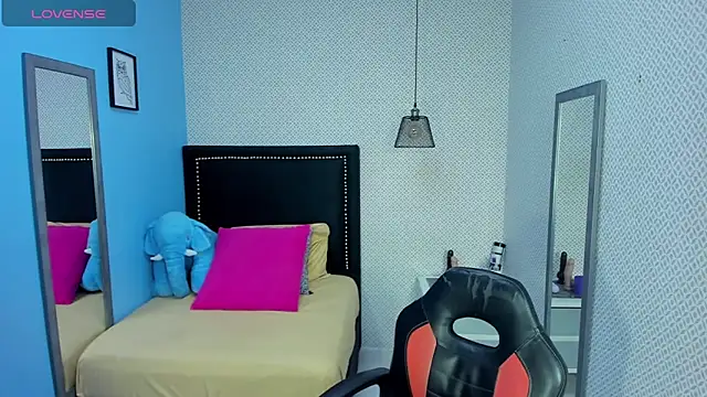 Snapshot of LORENADAVIES chatting on 02/03/25, 12:36 LORENADAVIES online show from 02/03/25, 12:36