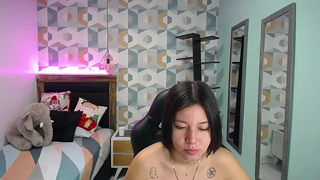 Snapshot of LORENADAVIES chatting on 12/18/24, 11:56 LORENADAVIES online show from 12/18/24, 11:56