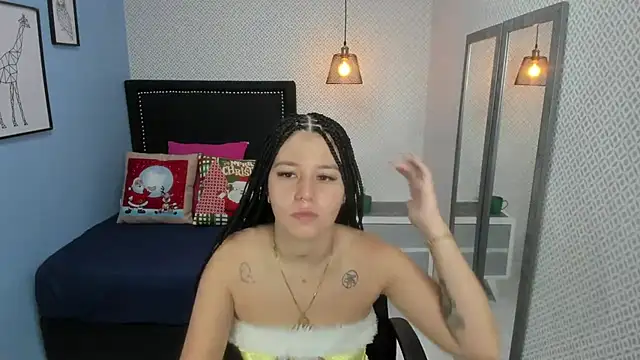 Snapshot of LORENADAVIES chatting on 12/24/24, 12:22 LORENADAVIES online show from 12/24/24, 12:22