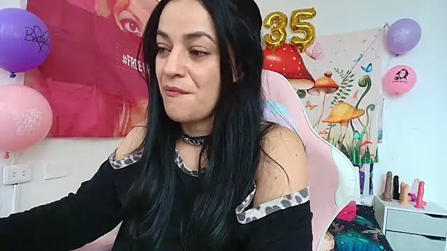 LovelyAzucena online show from 05/06/26, 03:05