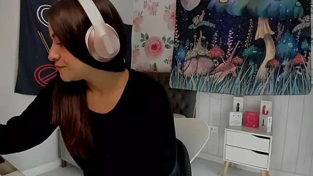 LovelyAzucena online show from 12/18/25, 01:48