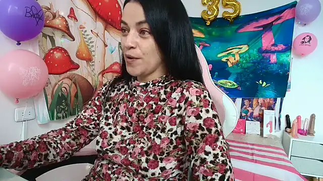 LovelyAzucena online show from 05/04/26, 03:48