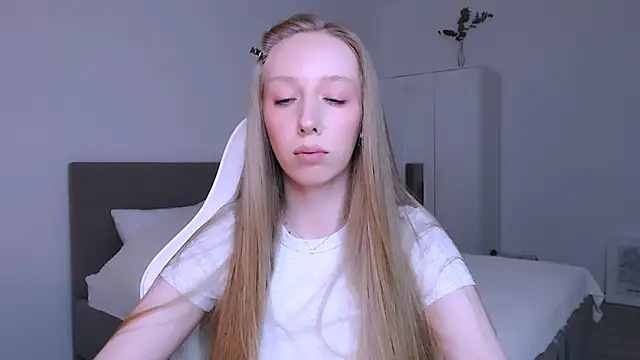 Luna insniity online show from 12/14/25, 09:09