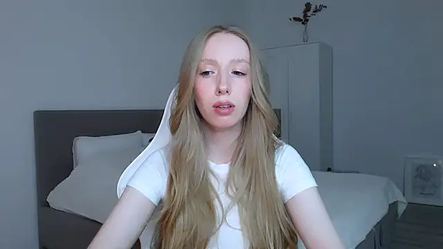 Luna insniity online show from 10/24/25, 08:30