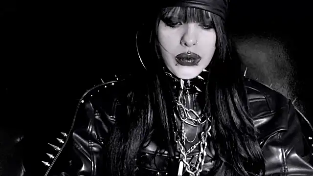 Snapshot of XXIOUX chatting on 05/19/26, 02:24 XXIOUX online show from 05/19/26, 02:24