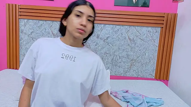 littlee emilyy  online show from 03/05/26, 12:46