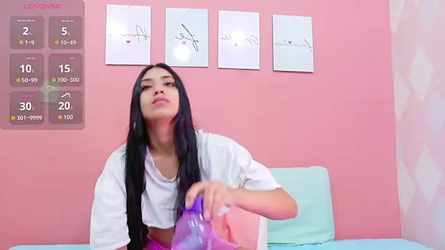 littlee emilyy  online show from 10/04/25, 12:23