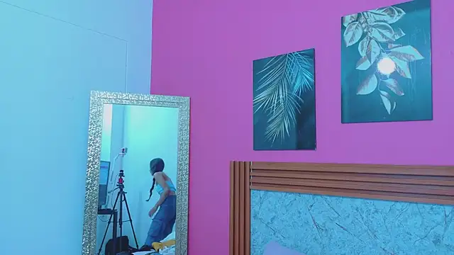 littlee emilyy  online show from 04/04/26, 12:45