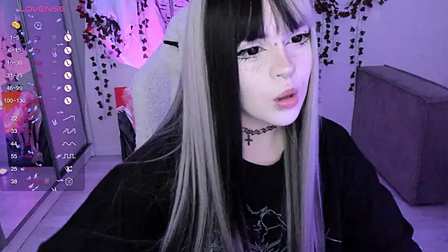 SelenaCute online show from 11/05/25, 11:57