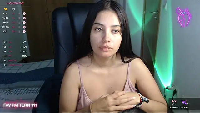 Snapshot of AnnaQueen chatting on 01/13/25, 08:37 AnnaQueen online show from 01/13/25, 08:37