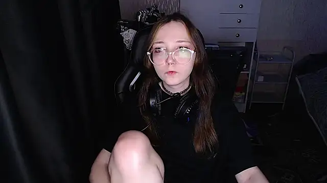 Snapshot of AmeliaKamishiro chatting on 12/18/25, 04:22 AmeliaKamishiro online show from 12/18/25, 04:22