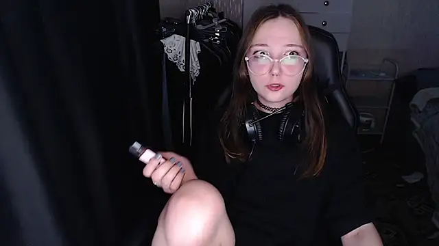 AmeliaKamishiro online show from 12/21/25, 09:44