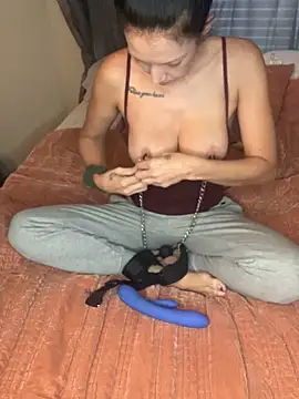 Snapshot of MnM4ever chatting on 11/13/25, 08:46 MnM4ever online show from 11/13/25, 08:46